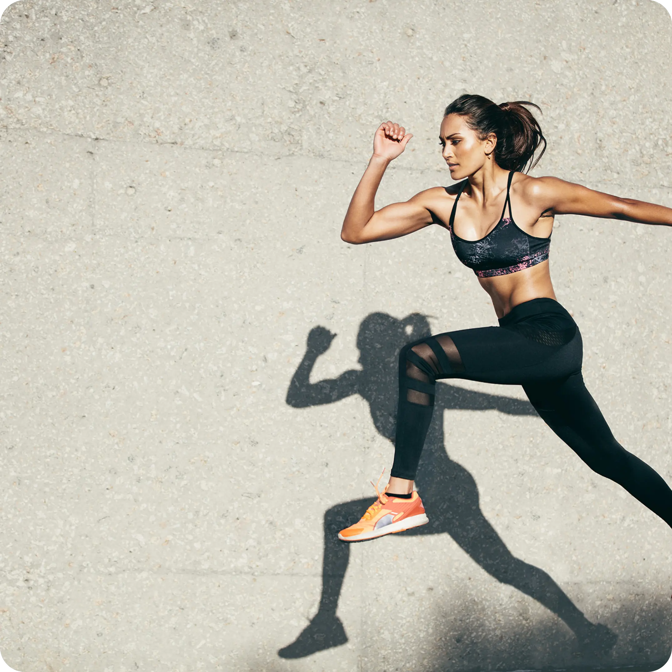 Vrouw in sportkleding sport buiten